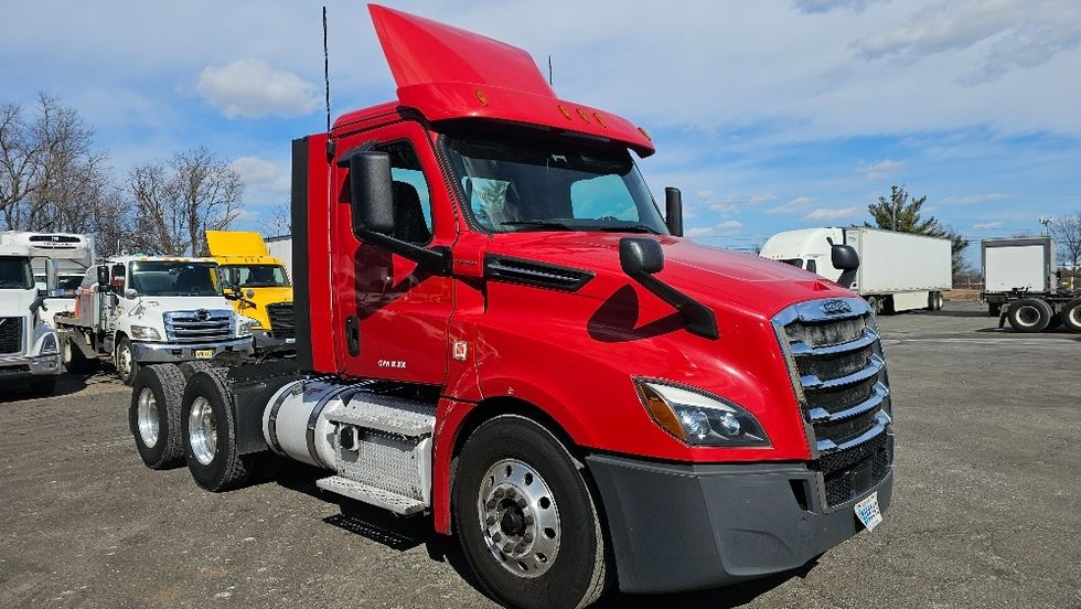 Day Cab Tractor-Heavy Duty Tractors-Freightliner-2019-T12664ST-Dayton-NJ-307,500\n\t\tmiles-$ 48,750 - Image 1