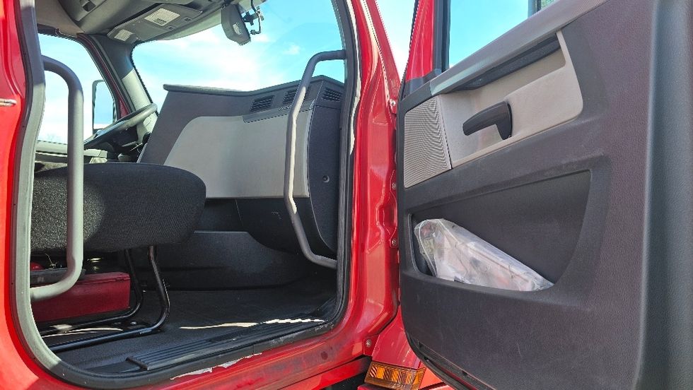 Day Cab Tractor-Heavy Duty Tractors-Freightliner-2019-T12664ST-Dayton-NJ-307,500\n\t\tmiles-$ 48,750 - Image 12