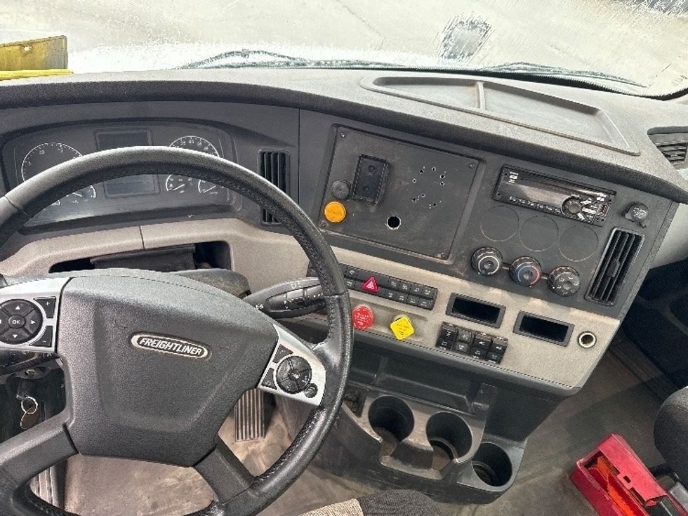 Day Cab Tractor-Heavy Duty Tractors-Freightliner-2019-T12664ST-Decatur-AL-289,274\n\t\tmiles-$ 48,000 - Image 11