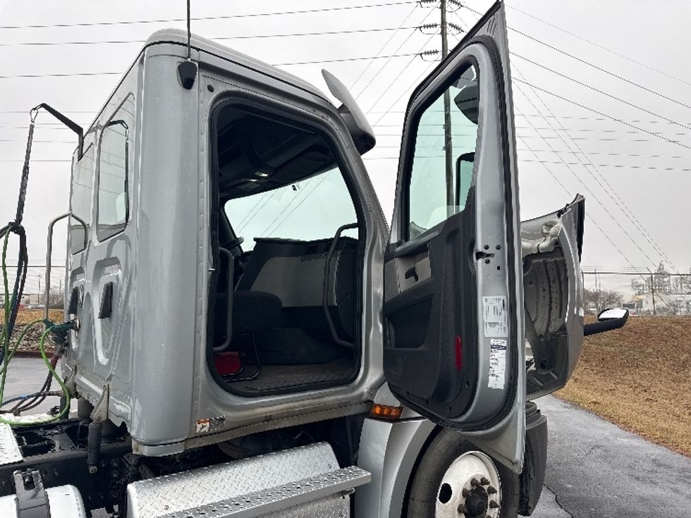 Day Cab Tractor-Heavy Duty Tractors-Freightliner-2019-T12664ST-Decatur-AL-289,274\n\t\tmiles-$ 48,000 - Image 12