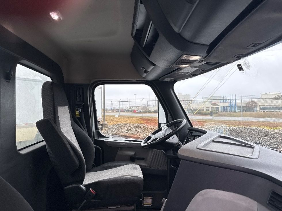 Day Cab Tractor-Heavy Duty Tractors-Freightliner-2019-T12664ST-Decatur-AL-289,274\n\t\tmiles-$ 48,000 - Image 14