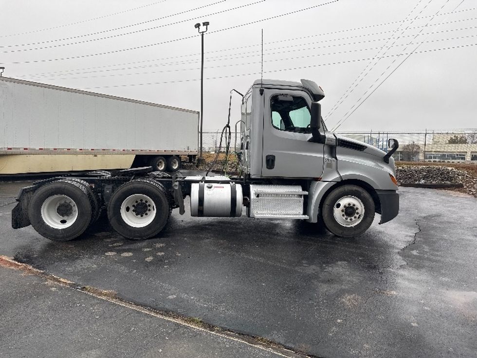Day Cab Tractor-Heavy Duty Tractors-Freightliner-2019-T12664ST-Decatur-AL-289,274\n\t\tmiles-$ 48,000 - Image 8