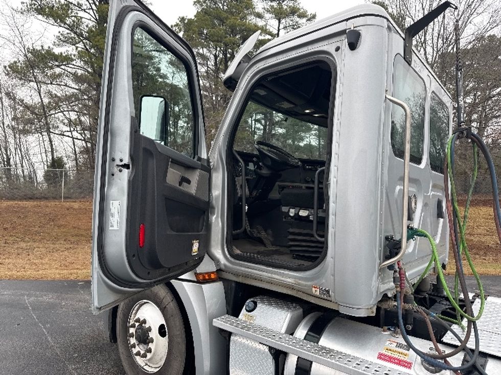 Day Cab Tractor-Heavy Duty Tractors-Freightliner-2019-T12664ST-Decatur-AL-289,274\n\t\tmiles-$ 48,000 - Image 9