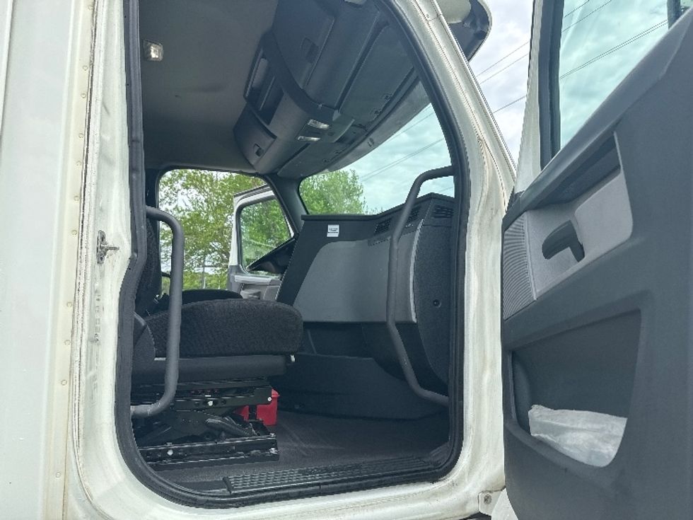 Day Cab Tractor-Heavy Duty Tractors-Freightliner-2019-T12664ST-Decatur-AL-337,146\n\t\tmiles-$ 47,000 - Image 12