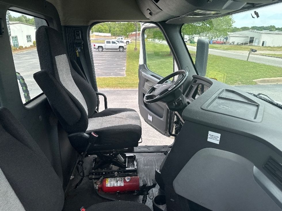 Day Cab Tractor-Heavy Duty Tractors-Freightliner-2019-T12664ST-Decatur-AL-337,146\n\t\tmiles-$ 47,000 - Image 14