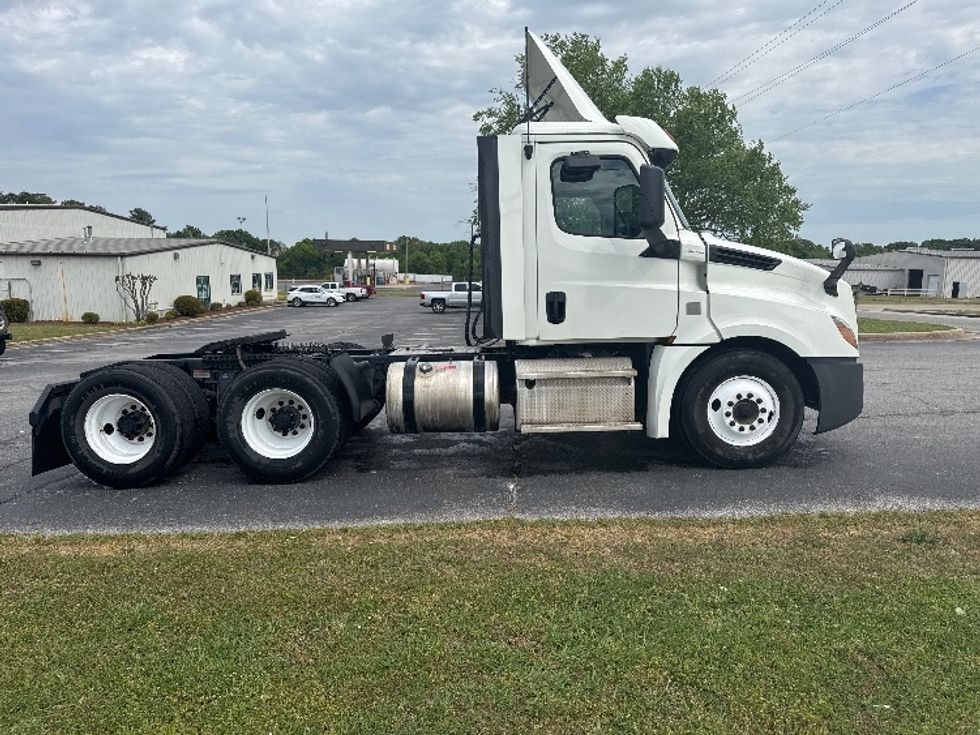 Day Cab Tractor-Heavy Duty Tractors-Freightliner-2019-T12664ST-Decatur-AL-337,146\n\t\tmiles-$ 47,000 - Image 8