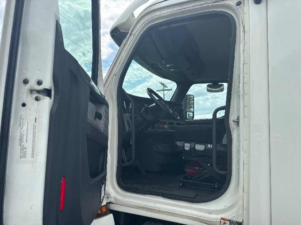 Day Cab Tractor-Heavy Duty Tractors-Freightliner-2019-T12664ST-Decatur-AL-337,146\n\t\tmiles-$ 47,000 - Image 9