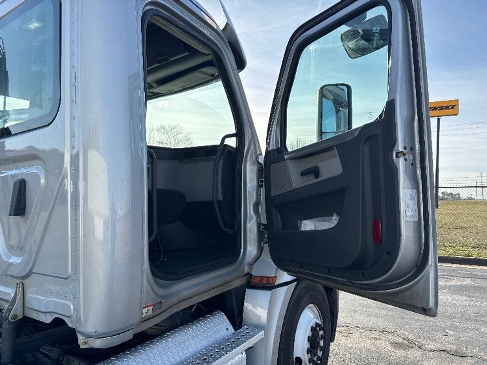Day Cab Tractor-Heavy Duty Tractors-Freightliner-2019-T12664ST-Decatur-AL-344,714\n\t\tmiles-$ 44,750 - Image 12