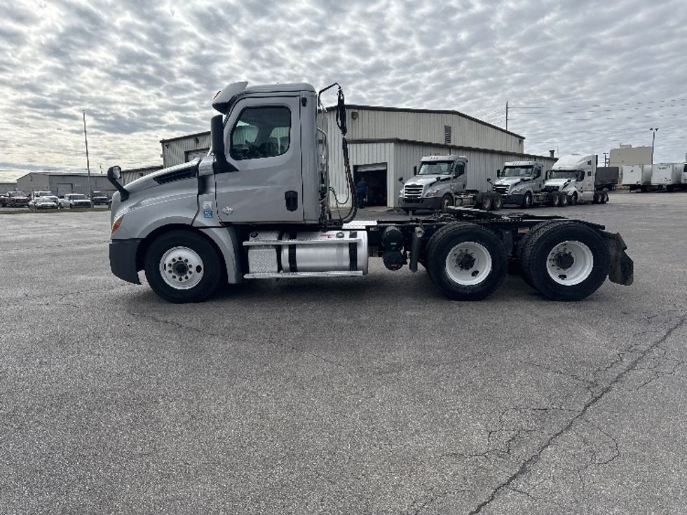 Day Cab Tractor-Heavy Duty Tractors-Freightliner-2019-T12664ST-Decatur-AL-344,714\n\t\tmiles-$ 44,750 - Image 4