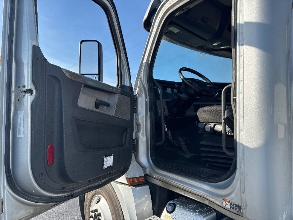 Day Cab Tractor-Heavy Duty Tractors-Freightliner-2019-T12664ST-Decatur-AL-344,714\n\t\tmiles-$ 44,750 - Image 9