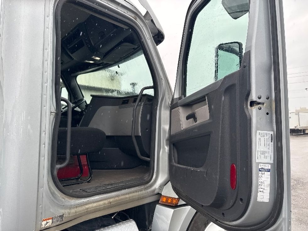 Day Cab Tractor-Heavy Duty Tractors-Freightliner-2019-T12664ST-Decatur-AL-354,762\n\t\tmiles-$ 44,250 - Image 12
