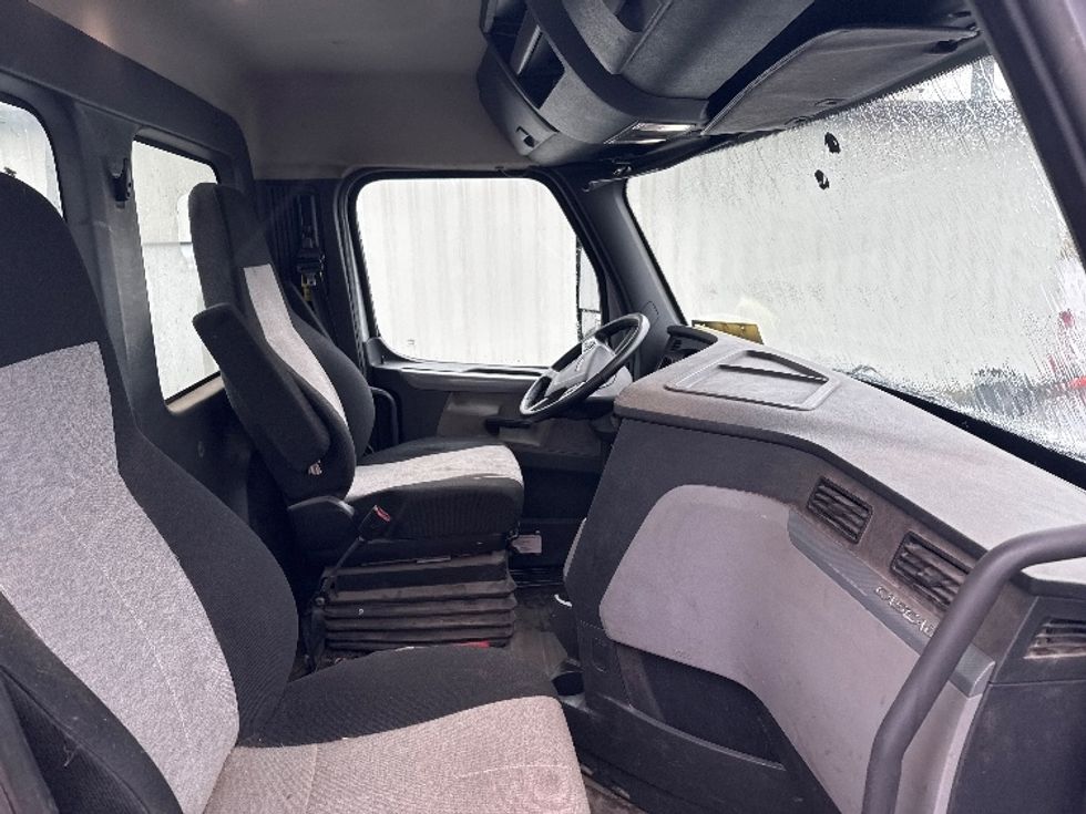 Day Cab Tractor-Heavy Duty Tractors-Freightliner-2019-T12664ST-Decatur-AL-354,762\n\t\tmiles-$ 44,250 - Image 14