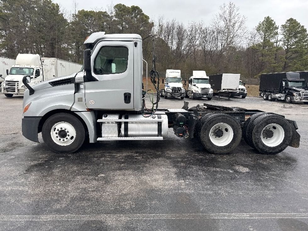 Day Cab Tractor-Heavy Duty Tractors-Freightliner-2019-T12664ST-Decatur-AL-354,762\n\t\tmiles-$ 44,250 - Image 4