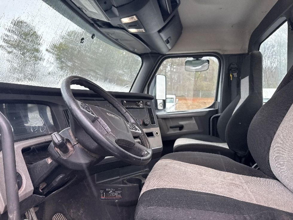 Day Cab Tractor-Heavy Duty Tractors-Freightliner-2019-T12664ST-Decatur-AL-354,762\n\t\tmiles-$ 44,250 - Image 9