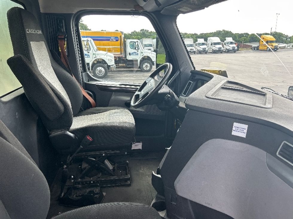 Day Cab Tractor-Heavy Duty Tractors-Freightliner-2019-T12664ST-Decatur-AL-462,203\n\t\tmiles-$ 41,250 - Image 14