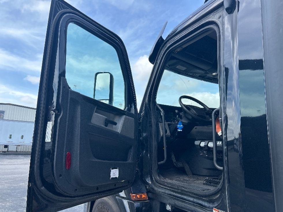 Day Cab Tractor-Heavy Duty Tractors-Freightliner-2019-T12664ST-Decatur-AL-462,203\n\t\tmiles-$ 41,250 - Image 9