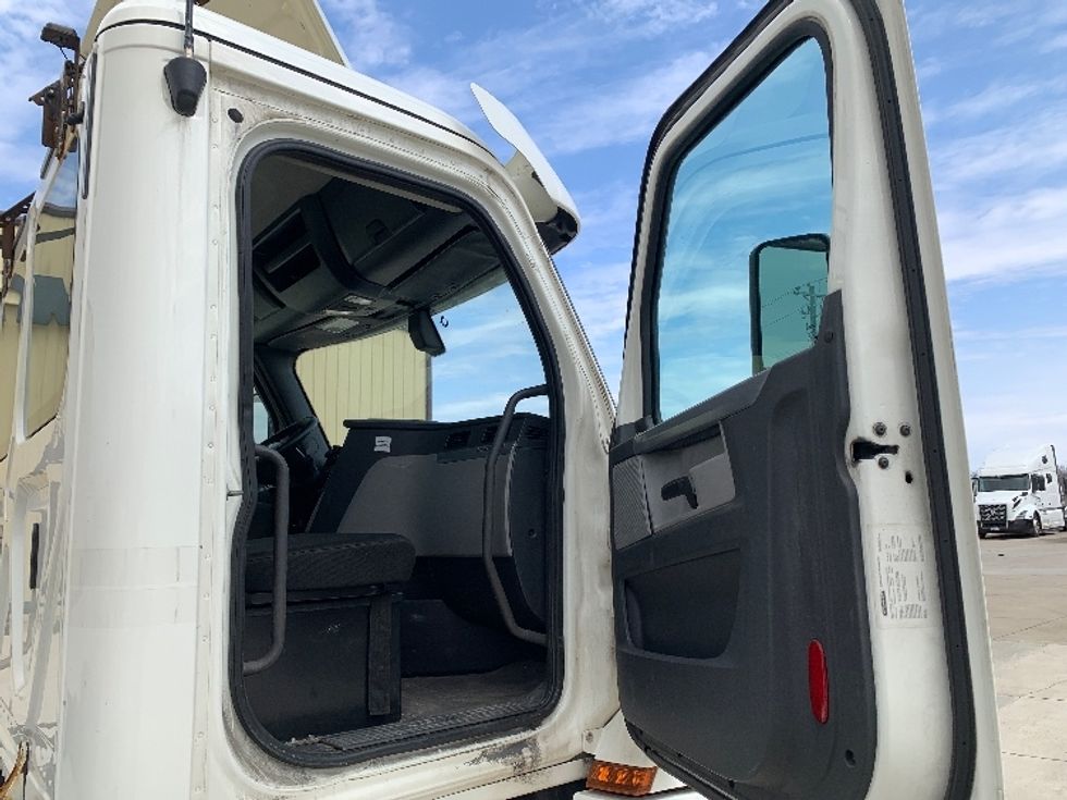 2019 Freightliner Cascadia 126" Day cab photo 12