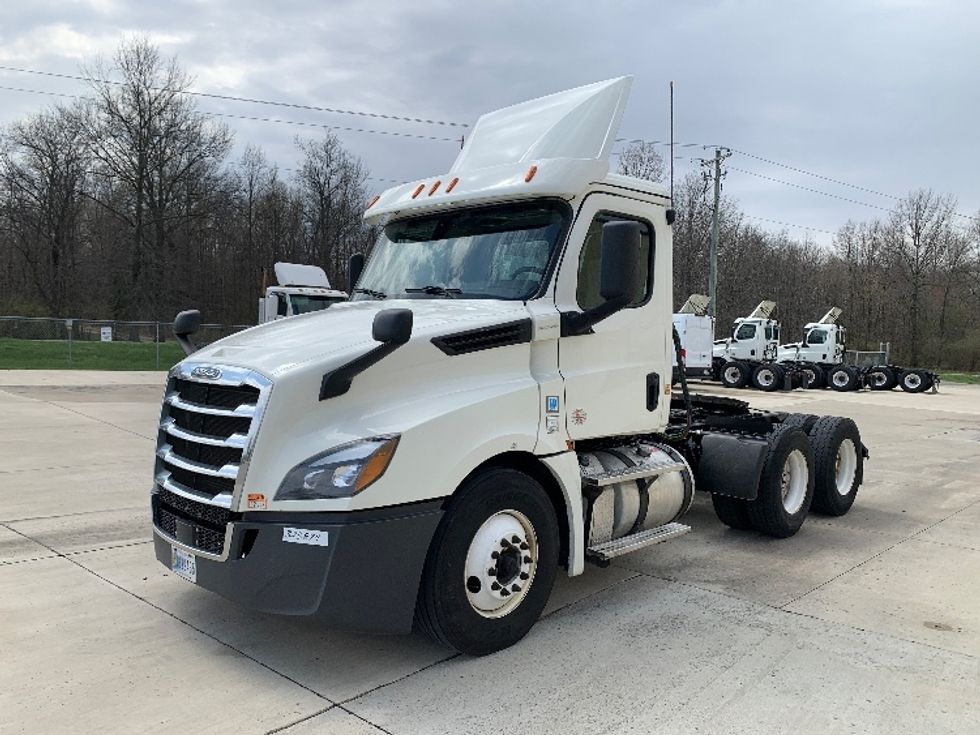2019 Freightliner Cascadia 126" Day cab photo 3