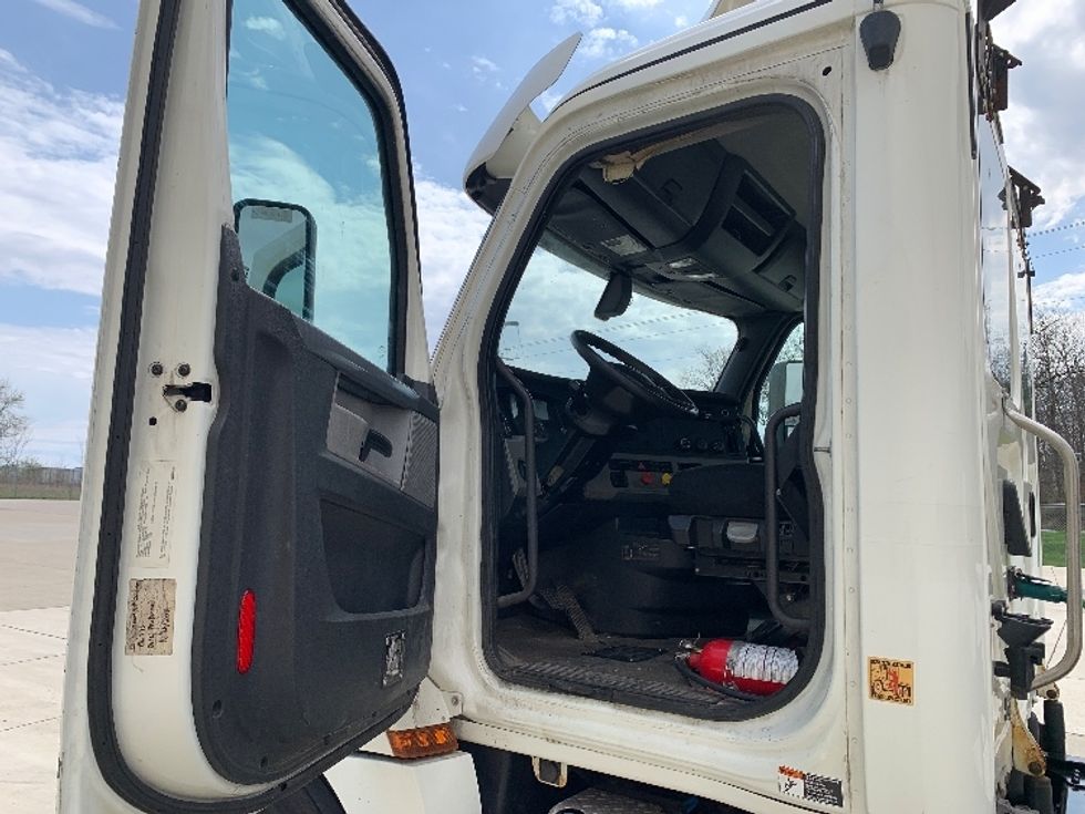 2019 Freightliner Cascadia 126" Day cab photo 9