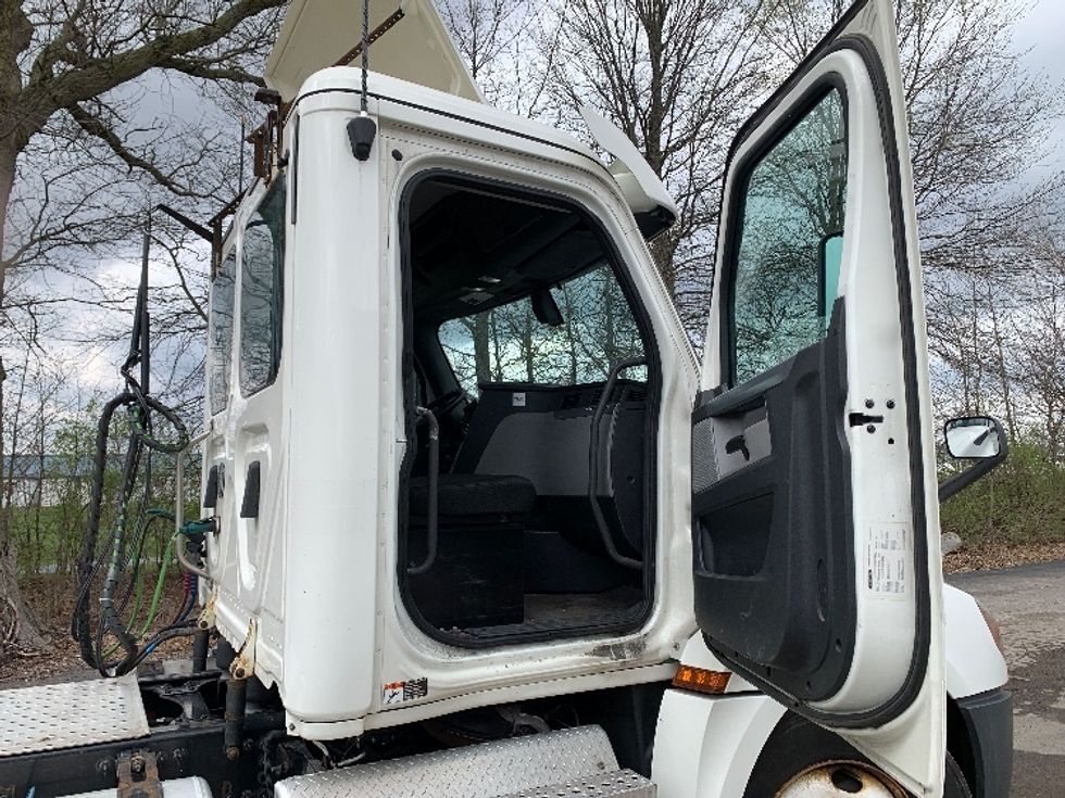 Day Cab Tractor-Heavy Duty Tractors-Freightliner-2019-T12664ST-Delaware-OH-518,257\n\t\tmiles-$ 38,750 - Image 12