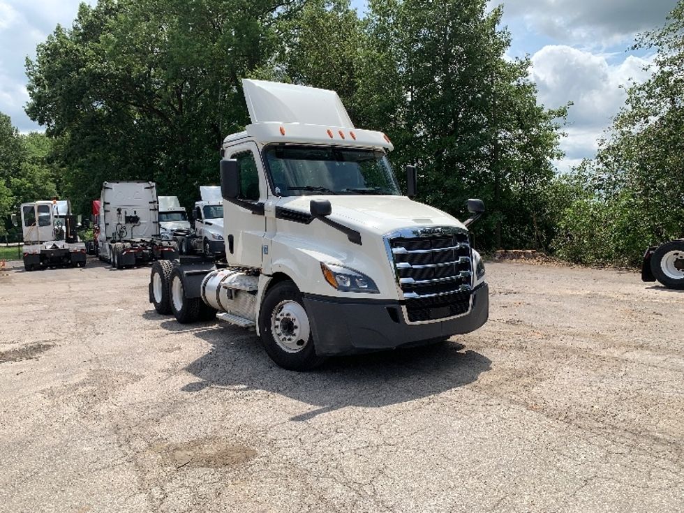 Day Cab Tractor-Heavy Duty Tractors-Freightliner-2019-T12664ST-Delaware-OH-609,806\n\t\tmiles-$ 31,000 - Image 1