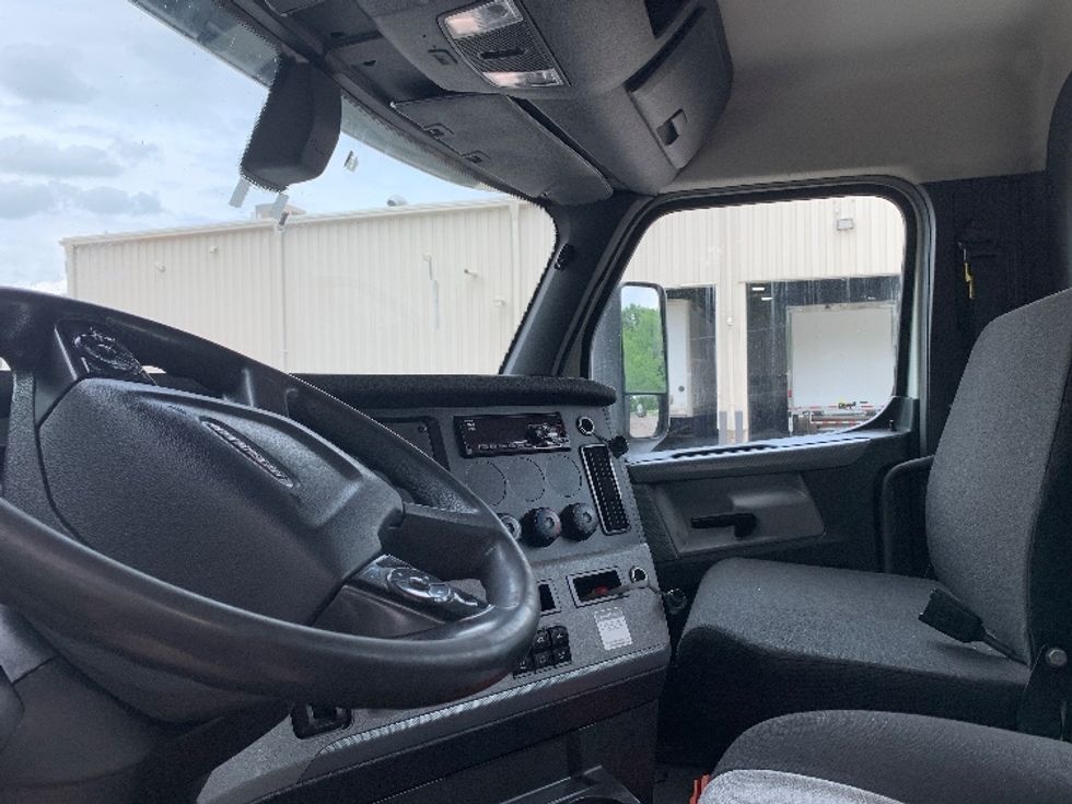 Day Cab Tractor-Heavy Duty Tractors-Freightliner-2019-T12664ST-Delaware-OH-609,806\n\t\tmiles-$ 31,000 - Image 10