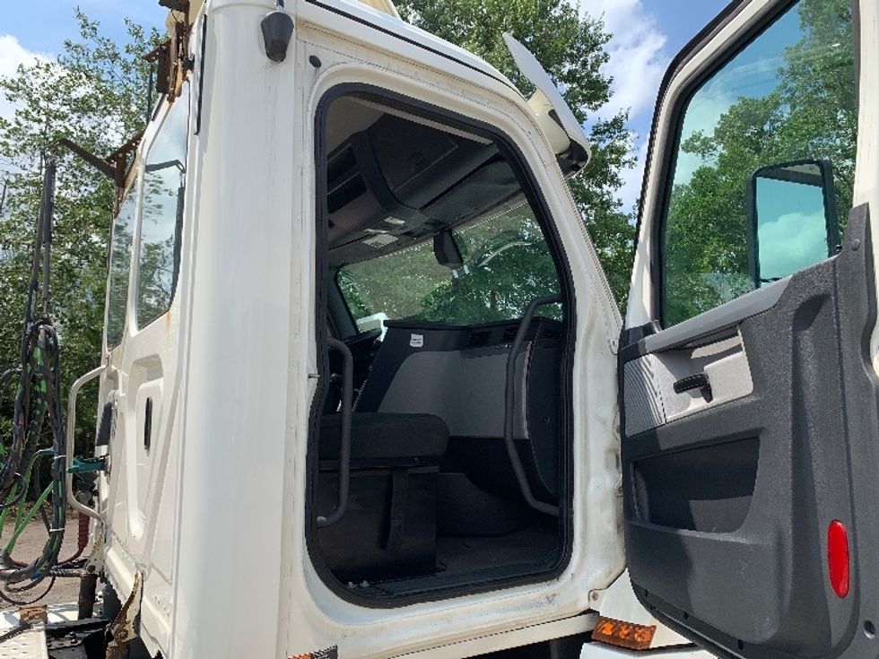 Day Cab Tractor-Heavy Duty Tractors-Freightliner-2019-T12664ST-Delaware-OH-609,806\n\t\tmiles-$ 31,000 - Image 12