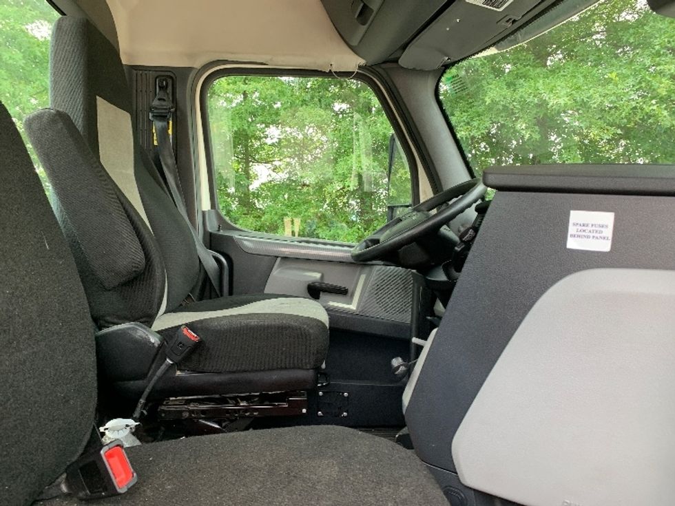 Day Cab Tractor-Heavy Duty Tractors-Freightliner-2019-T12664ST-Delaware-OH-609,806\n\t\tmiles-$ 31,000 - Image 14