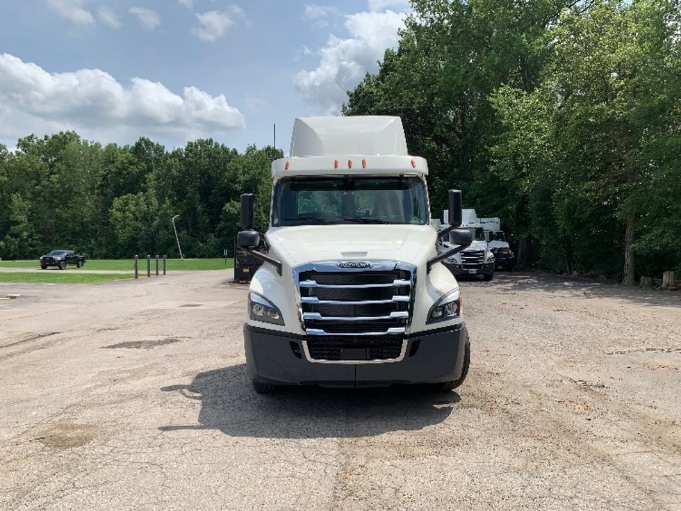 Day Cab Tractor-Heavy Duty Tractors-Freightliner-2019-T12664ST-Delaware-OH-609,806\n\t\tmiles-$ 31,000 - Image 2