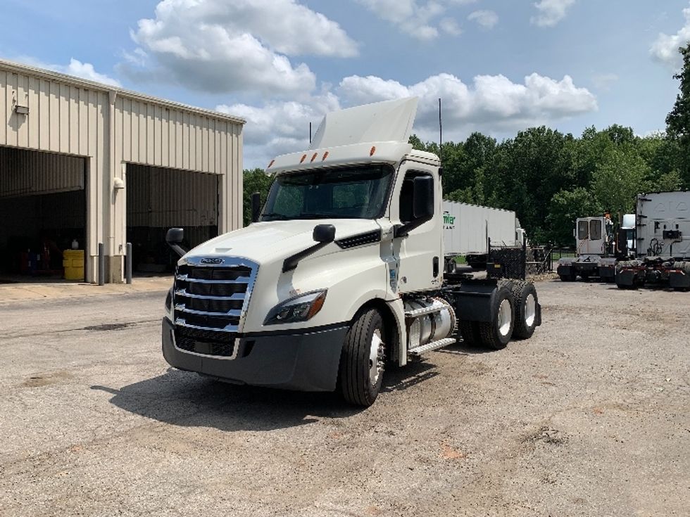 Day Cab Tractor-Heavy Duty Tractors-Freightliner-2019-T12664ST-Delaware-OH-609,806\n\t\tmiles-$ 31,000 - Image 3