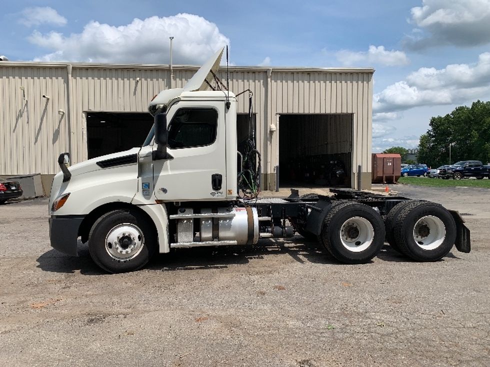 Day Cab Tractor-Heavy Duty Tractors-Freightliner-2019-T12664ST-Delaware-OH-609,806\n\t\tmiles-$ 31,000 - Image 4