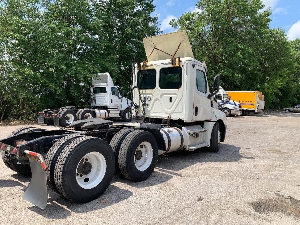 Day Cab Tractor-Heavy Duty Tractors-Freightliner-2019-T12664ST-Delaware-OH-609,806\n\t\tmiles-$ 31,000 - Image 7