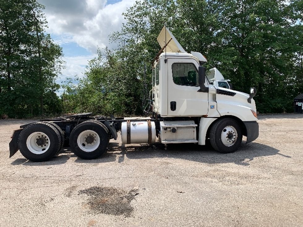 Day Cab Tractor-Heavy Duty Tractors-Freightliner-2019-T12664ST-Delaware-OH-609,806\n\t\tmiles-$ 31,000 - Image 8