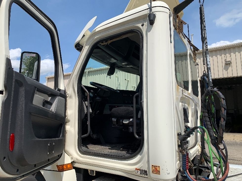 Day Cab Tractor-Heavy Duty Tractors-Freightliner-2019-T12664ST-Delaware-OH-609,806\n\t\tmiles-$ 31,000 - Image 9
