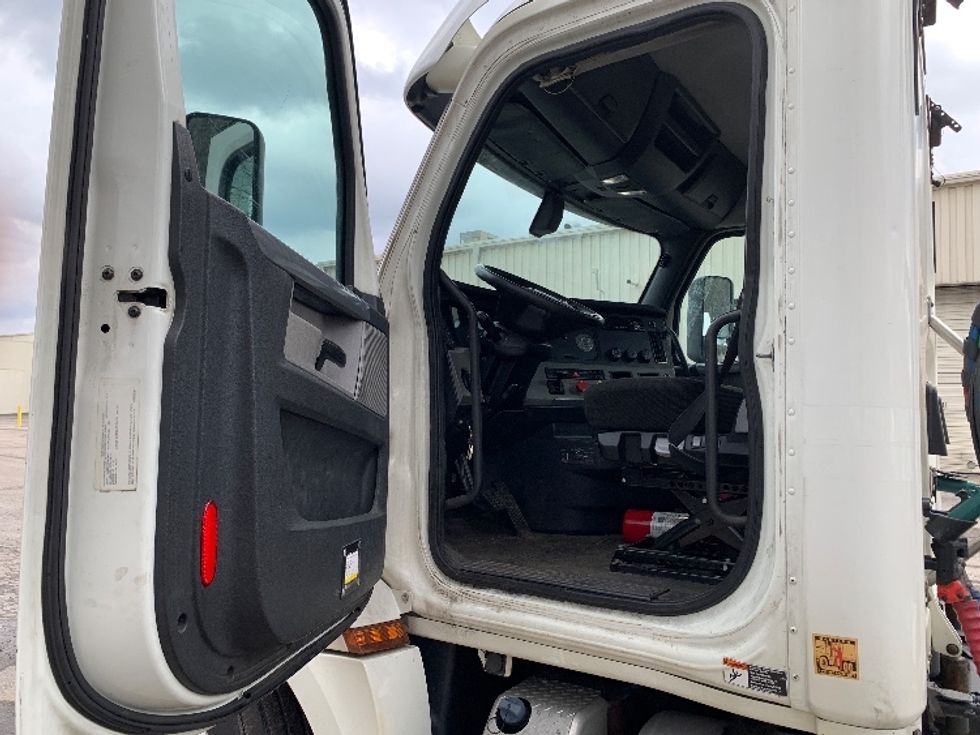 Day Cab Tractor-Heavy Duty Tractors-Freightliner-2019-T12664ST-Delaware-OH-630,327\n\t\tmiles-$ 29,250 - Image 9