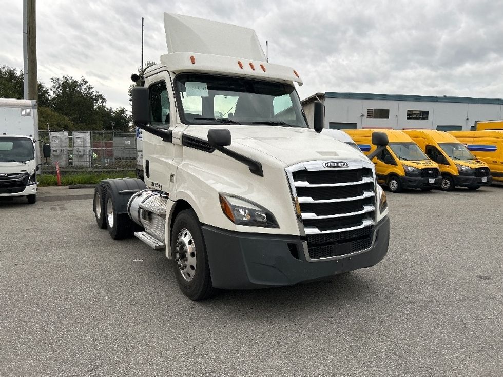 Day Cab Tractor-Heavy Duty Tractors-Freightliner-2019-T12664ST-Delta-BC-184,475\n\t\tkm-$ 89,000 - Image 1