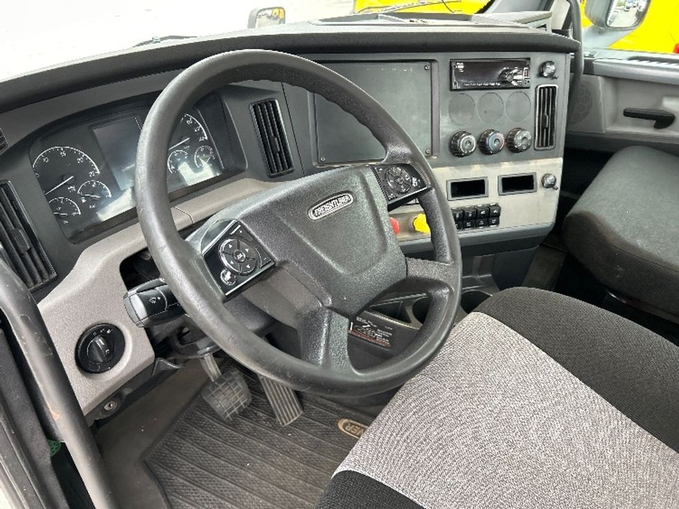 Day Cab Tractor-Heavy Duty Tractors-Freightliner-2019-T12664ST-Delta-BC-184,475\n\t\tkm-$ 89,000 - Image 10