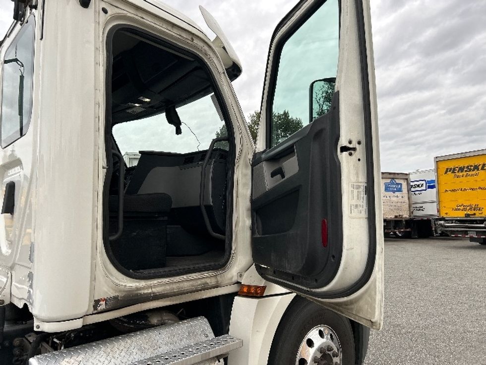 Day Cab Tractor-Heavy Duty Tractors-Freightliner-2019-T12664ST-Delta-BC-184,475\n\t\tkm-$ 89,000 - Image 12
