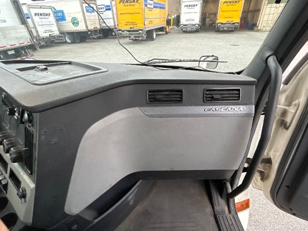 Day Cab Tractor-Heavy Duty Tractors-Freightliner-2019-T12664ST-Delta-BC-184,475\n\t\tkm-$ 89,000 - Image 13