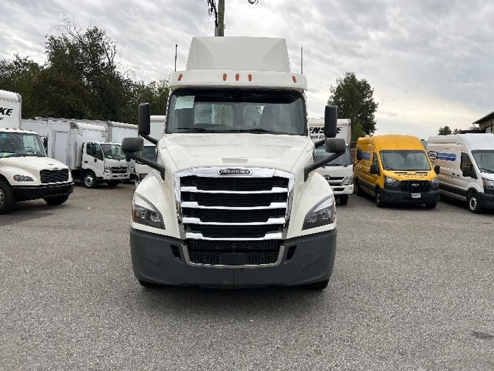 Day Cab Tractor-Heavy Duty Tractors-Freightliner-2019-T12664ST-Delta-BC-184,475\n\t\tkm-$ 89,000 - Image 2