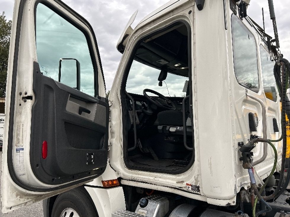 Day Cab Tractor-Heavy Duty Tractors-Freightliner-2019-T12664ST-Delta-BC-184,475\n\t\tkm-$ 89,000 - Image 9