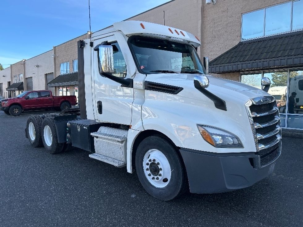 Day Cab Tractor-Heavy Duty Tractors-Freightliner-2019-T12664ST-Delta-BC-283,075\n\t\tkm-$ 63,500 - Image 1