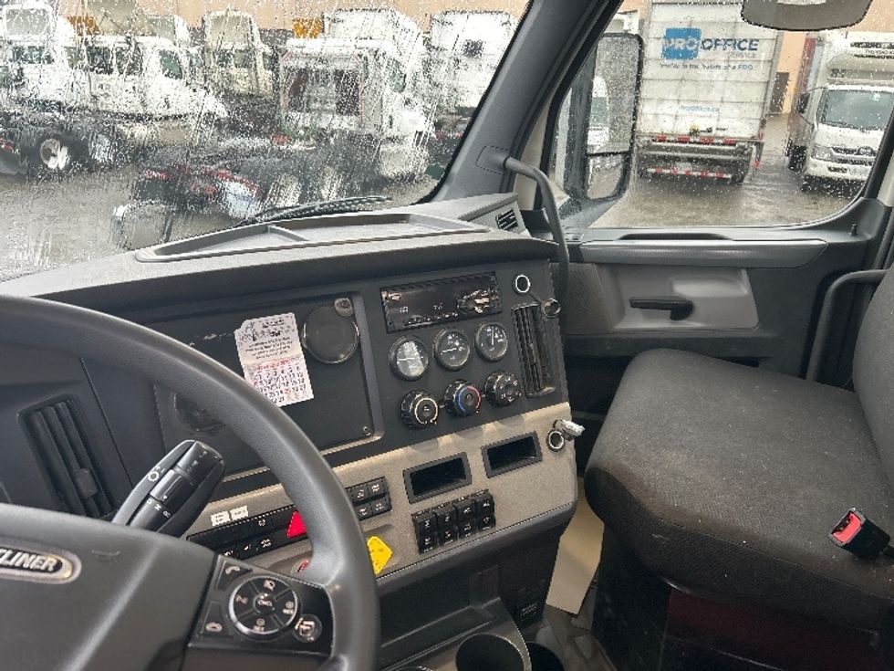 Day Cab Tractor-Heavy Duty Tractors-Freightliner-2019-T12664ST-Delta-BC-283,075\n\t\tkm-$ 63,500 - Image 10