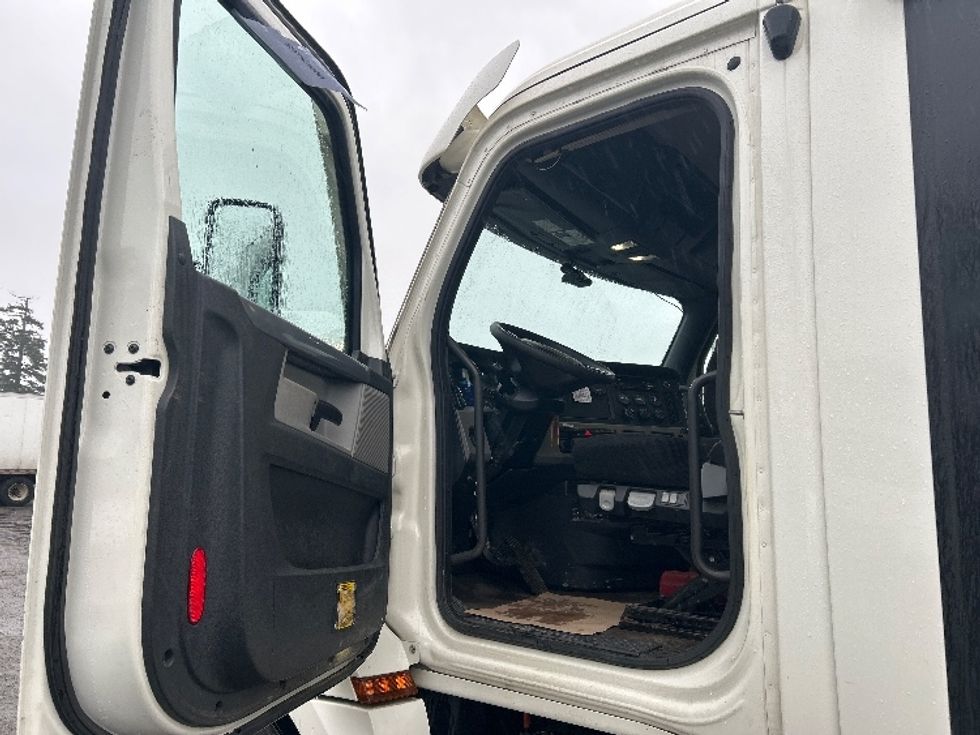 Day Cab Tractor-Heavy Duty Tractors-Freightliner-2019-T12664ST-Delta-BC-283,075\n\t\tkm-$ 63,500 - Image 9