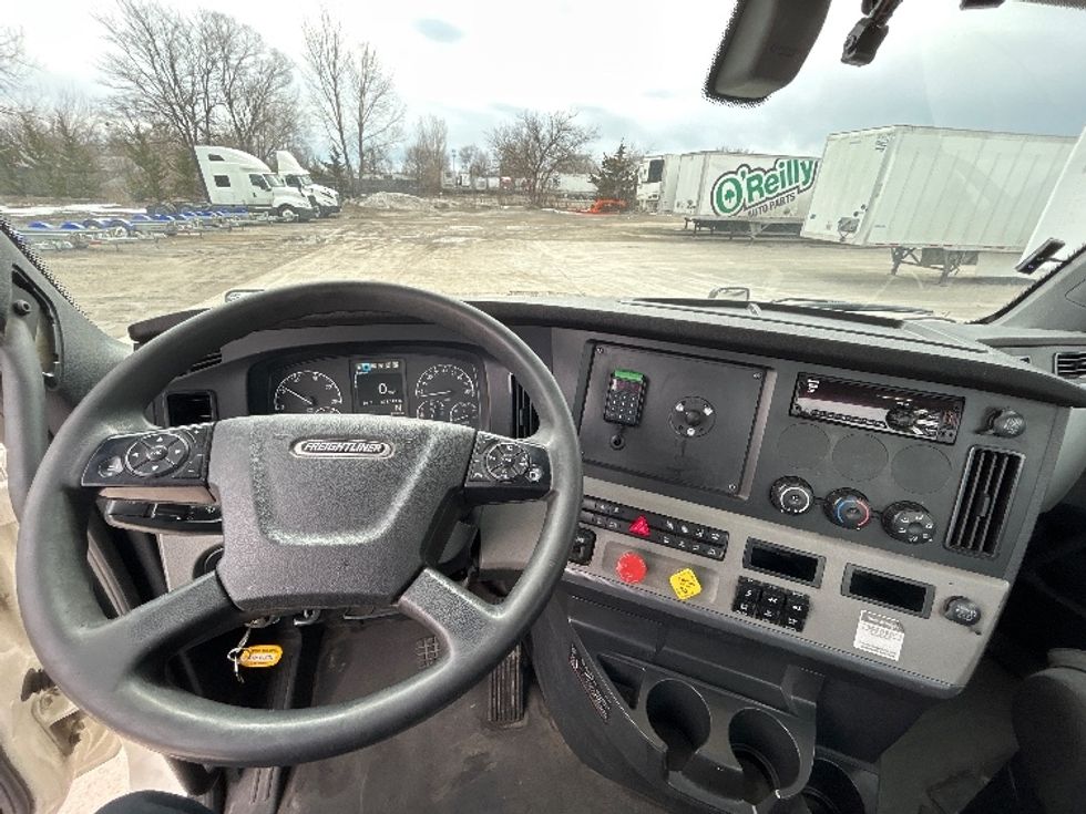 Day Cab Tractor-Heavy Duty Tractors-Freightliner-2019-T12664ST-Des Moines-IA-671,313\n\t\tmiles-$ 23,000 - Image 11
