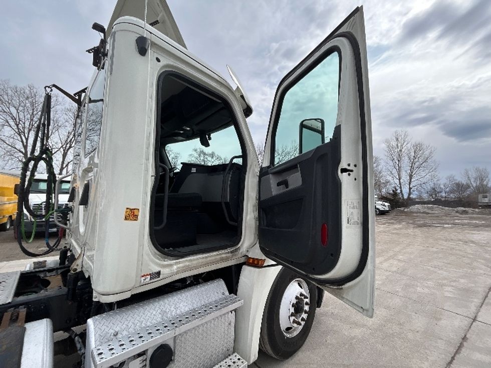 Day Cab Tractor-Heavy Duty Tractors-Freightliner-2019-T12664ST-Des Moines-IA-671,313\n\t\tmiles-$ 23,000 - Image 12