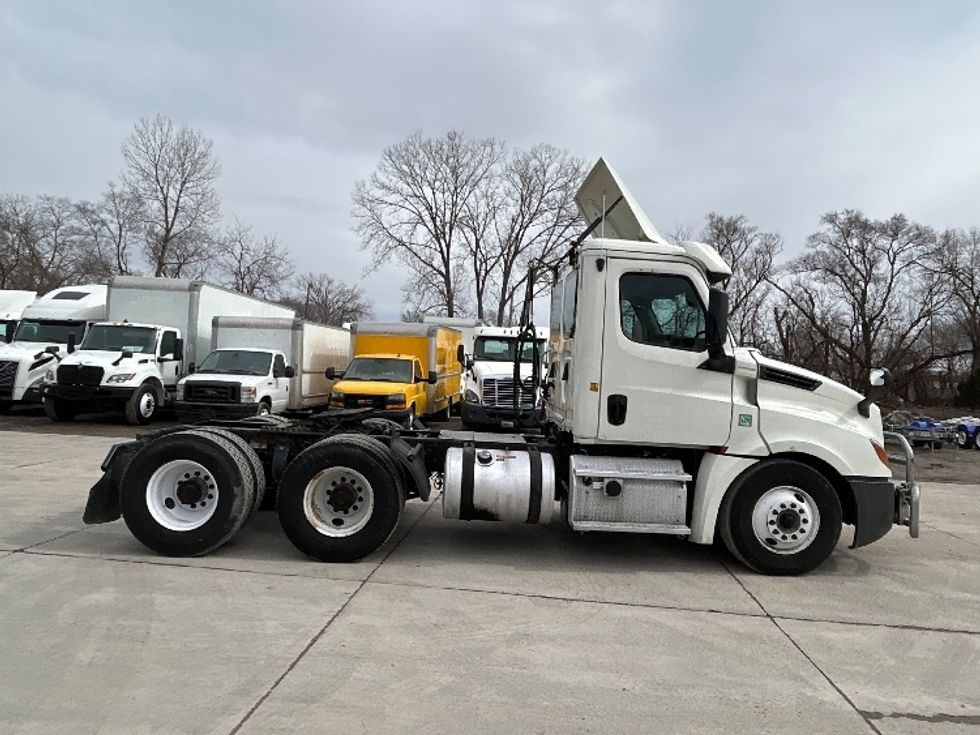 Day Cab Tractor-Heavy Duty Tractors-Freightliner-2019-T12664ST-Des Moines-IA-671,313\n\t\tmiles-$ 23,000 - Image 8