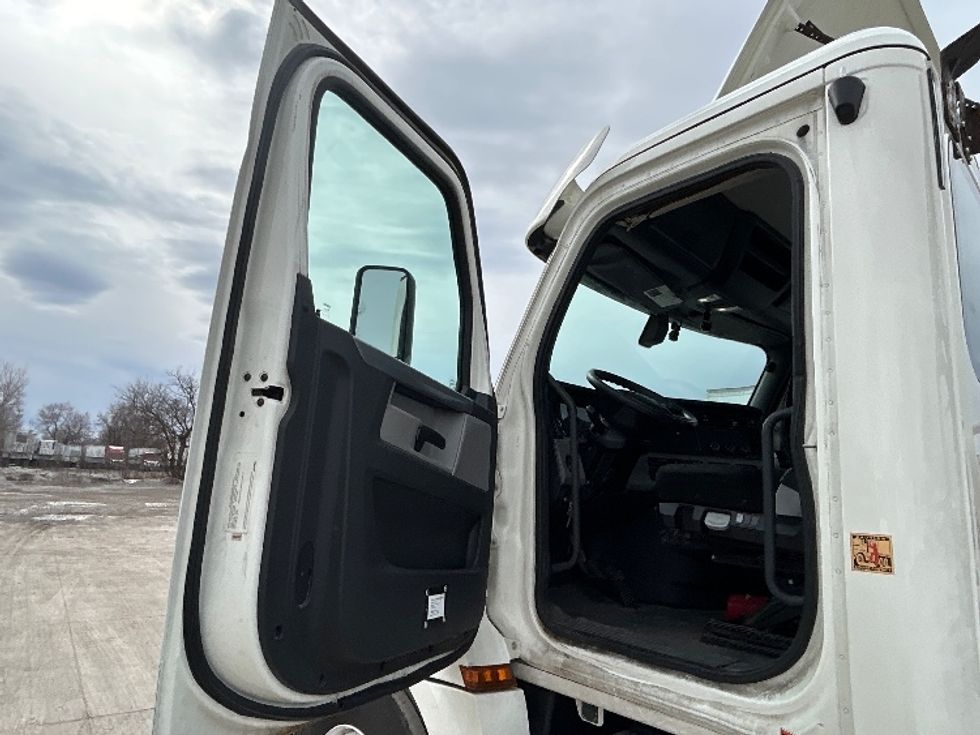 Day Cab Tractor-Heavy Duty Tractors-Freightliner-2019-T12664ST-Des Moines-IA-671,313\n\t\tmiles-$ 23,000 - Image 9