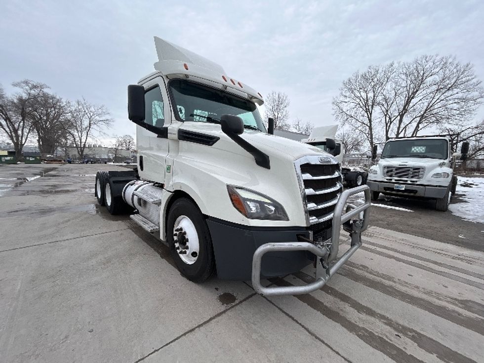 Day Cab Tractor-Heavy Duty Tractors-Freightliner-2019-T12664ST-Des Moines-IA-693,934\n\t\tmiles-$ 23,000 - Image 1