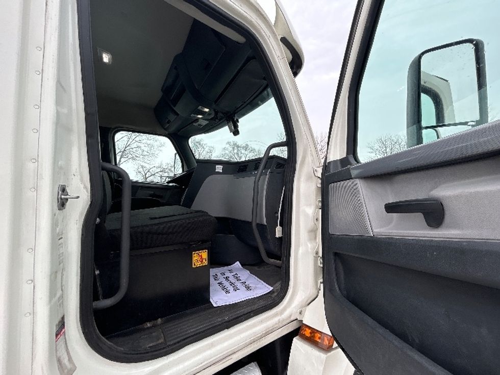 Day Cab Tractor-Heavy Duty Tractors-Freightliner-2019-T12664ST-Des Moines-IA-693,934\n\t\tmiles-$ 23,000 - Image 12